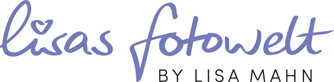 Handschriftliches Logo mit Herz: „Lisas Fotowelt by Lisa Mahn“.
