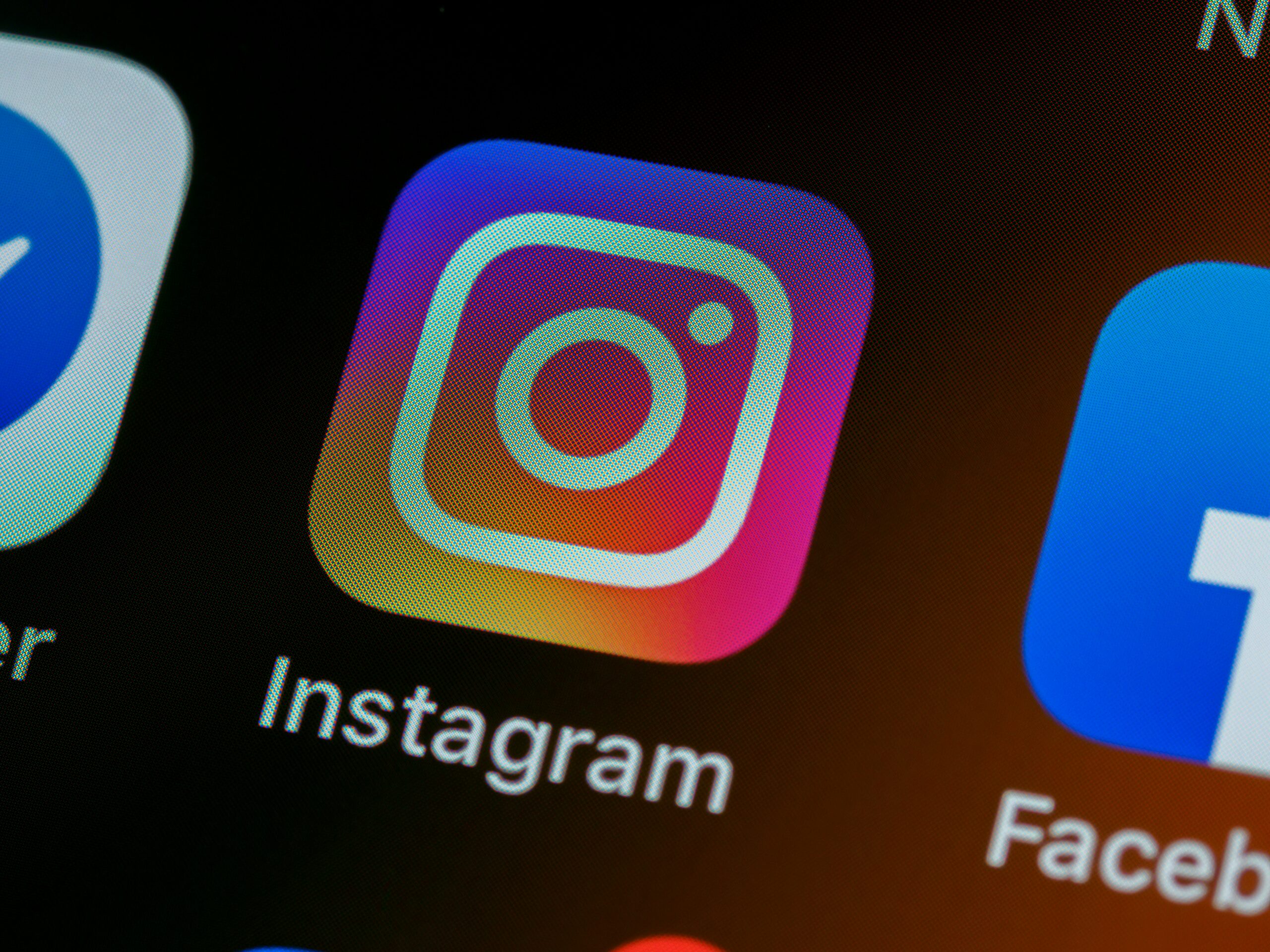 Nahaufnahme des Instagram-App-Symbols auf einem Smartphone-Bildschirm.