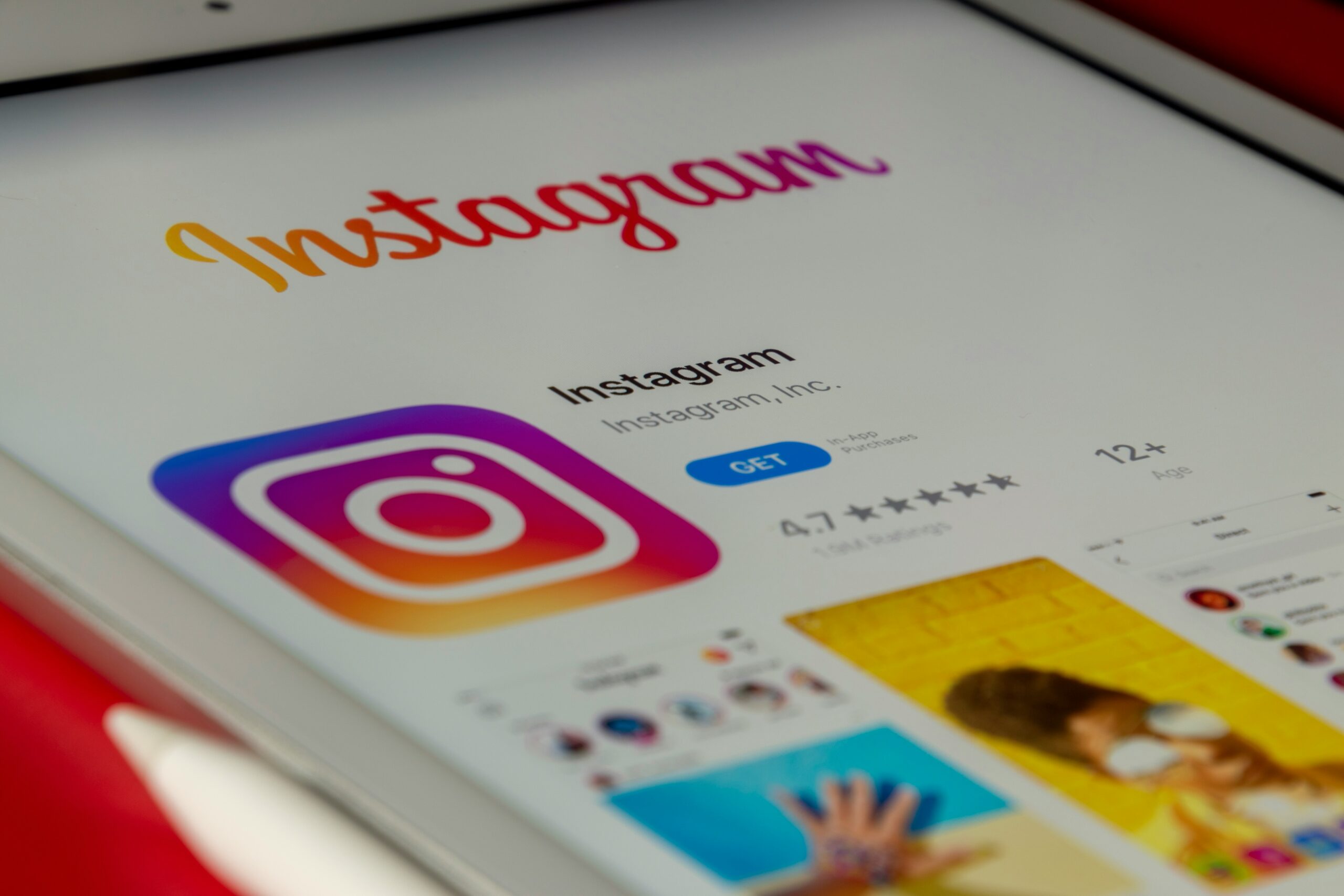 Bildschirm mit der Instagram-App im App Store, inklusive Bewertung und Download-Button.